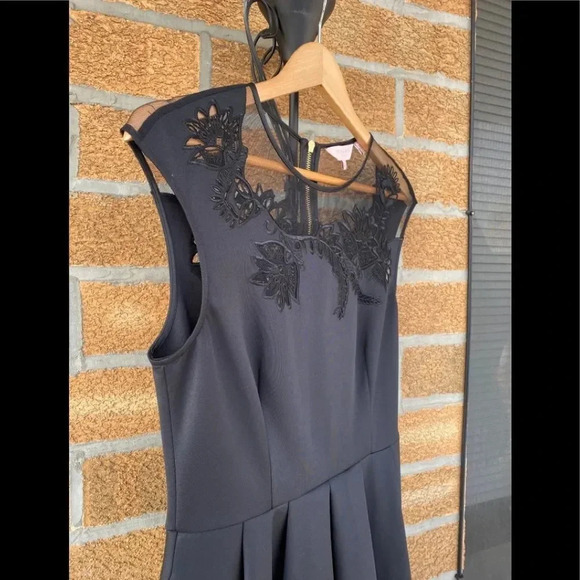 Ted Baker London
Dollii Embroidered Skater dress size 3 - Picture 8 of 15